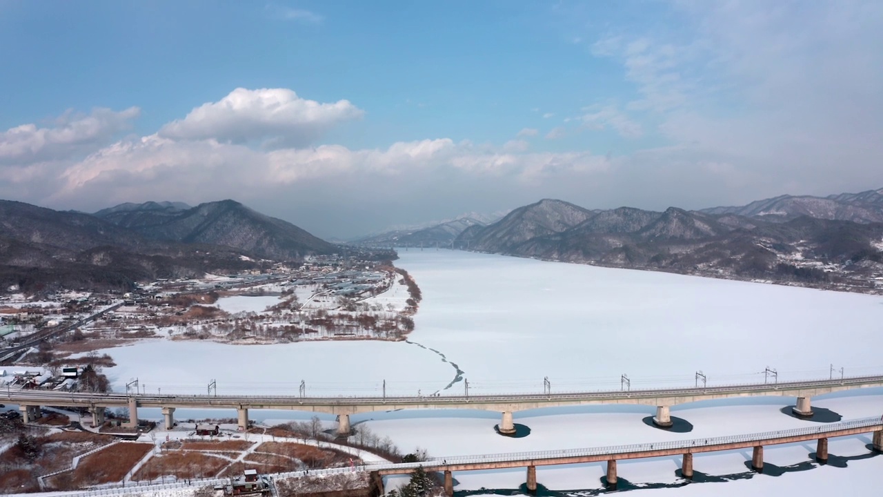 韩国京畿道南杨州市，北江江、水上花园、云gil山和云gil山站周围的冬季风景视频素材