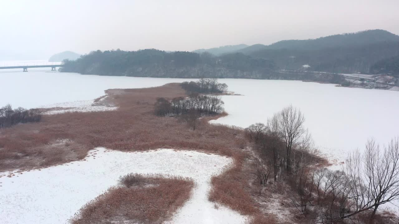 冬季的北江江和阳水大桥周围的风景/韩国京畿道南杨州市视频素材