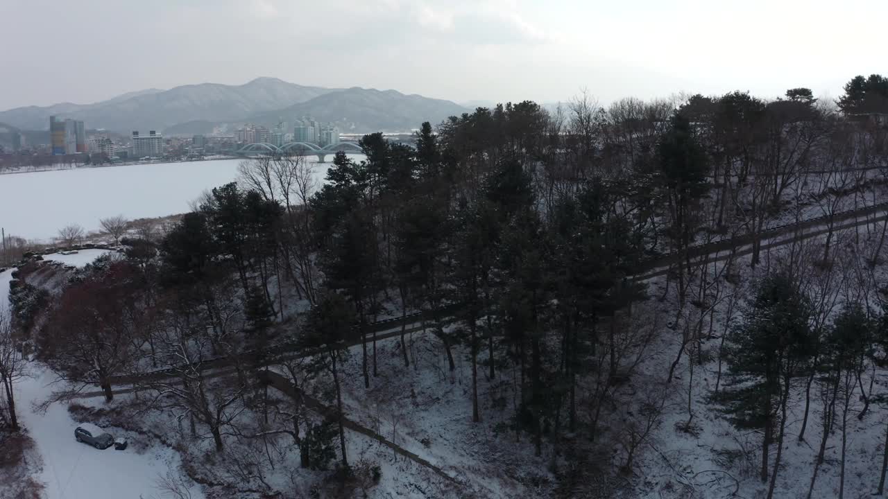 冬季的北江江和阳水大桥周围的风景/韩国京畿道南杨州市视频素材