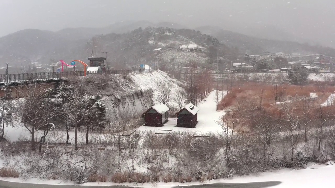 北江江周围的风景，云吉山站和冬季的自行车道/南杨州市，韩国视频素材