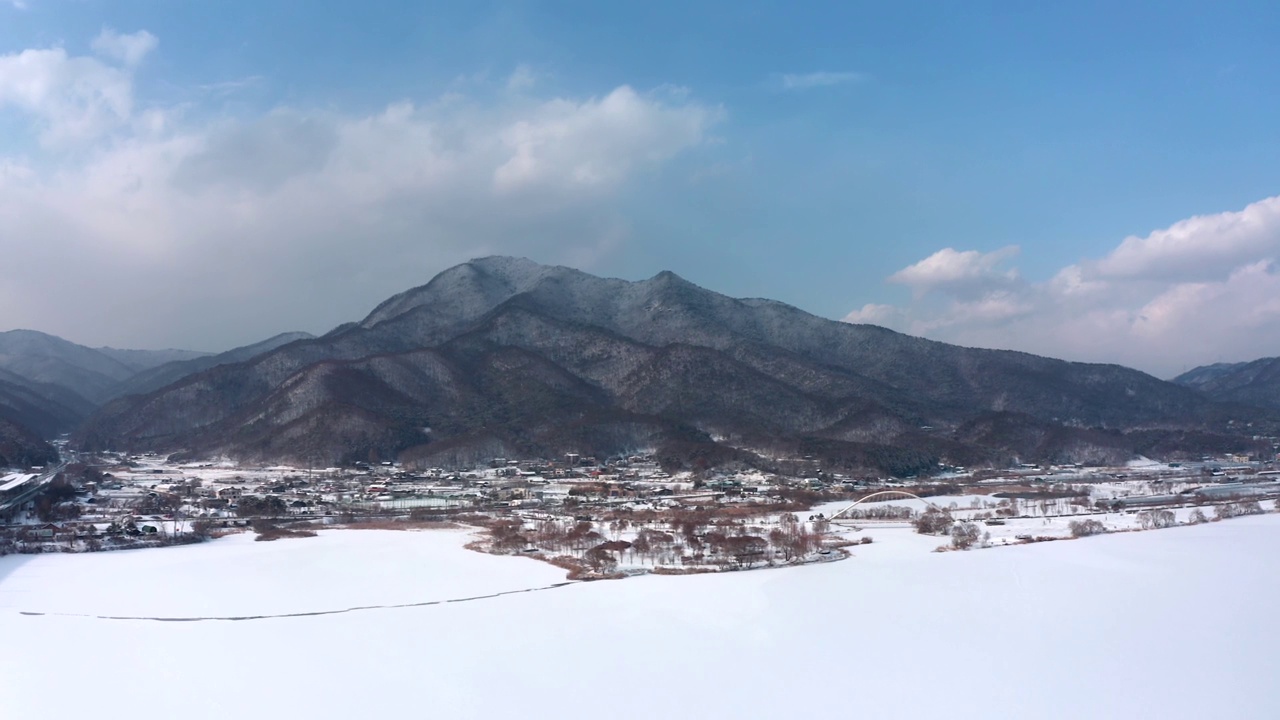 韩国京畿道南杨州市，北江江、水上花园和云吉山周围的冬季风景视频素材