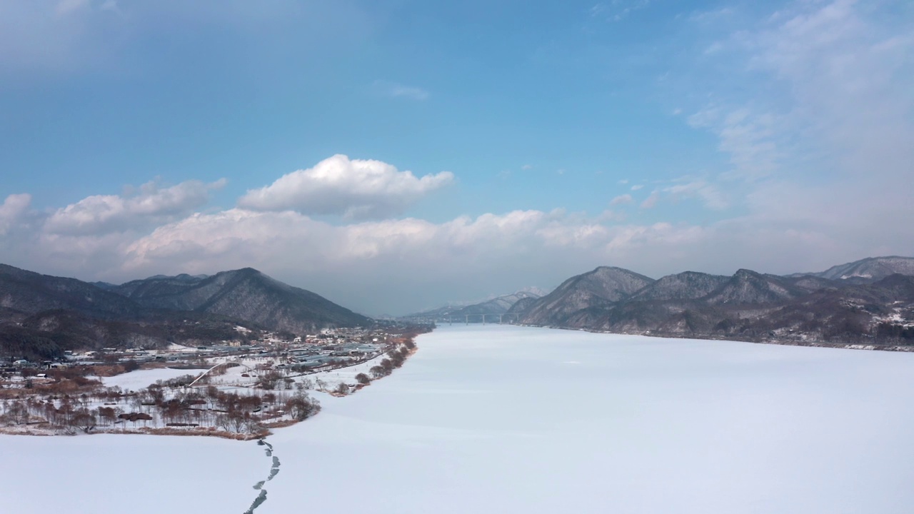 北江江周围的景色和冬季的水花园/南杨州市，韩国京畿道视频素材