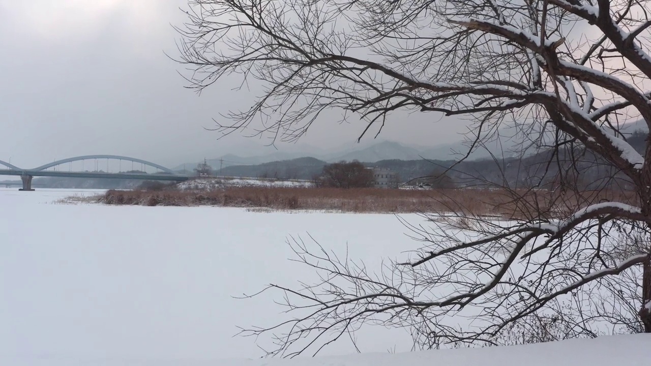 冬季的北江江和阳水大桥周围的风景/韩国京畿道南杨州市视频素材