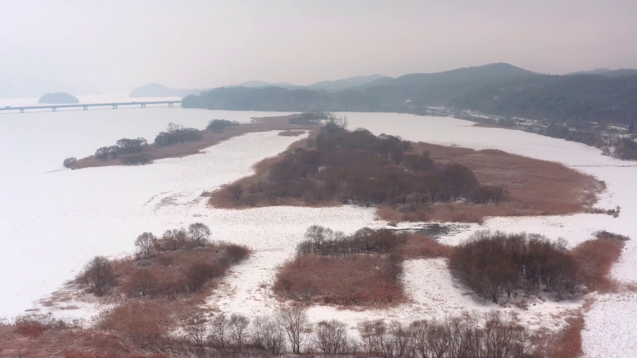 冬季的北江江和阳水大桥周围的风景/韩国京畿道南杨州市视频素材