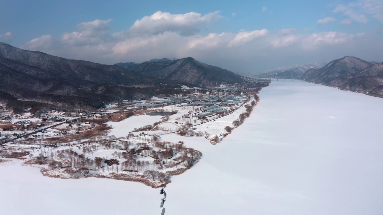 韩国京畿道南杨州市，北江江、水上花园和云吉山周围的冬季风景视频素材