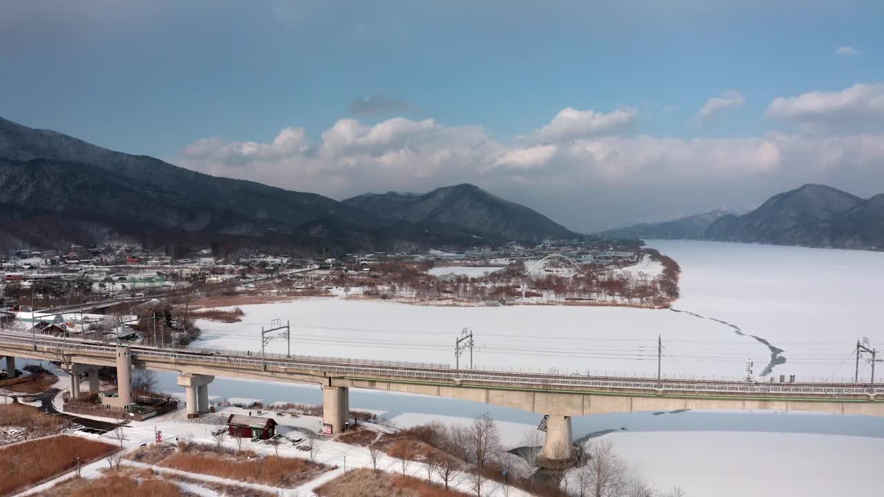 韩国京畿道南杨州市，北江江、水上花园和云吉山周围的冬季风景视频素材