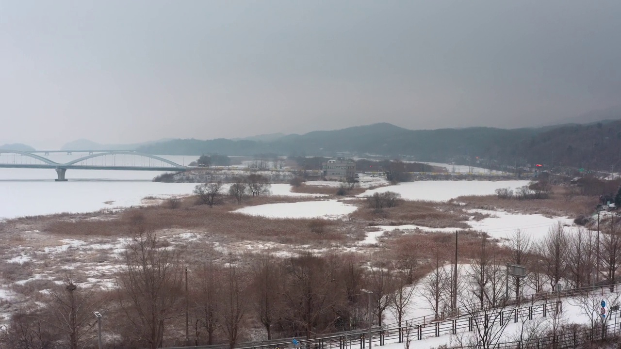 冬季的北江江和阳水大桥周围的风景/韩国京畿道南杨州市视频素材