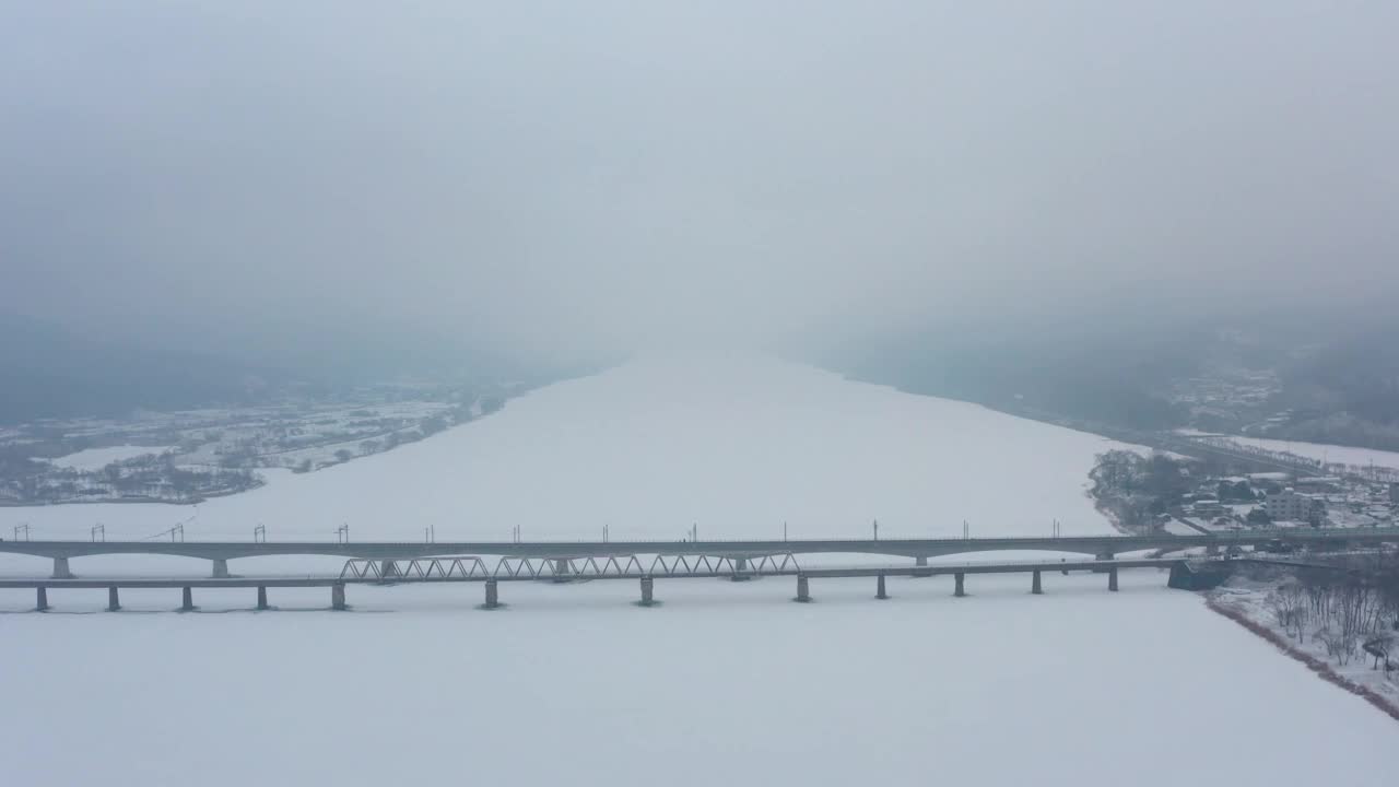 北江江周围的风景，云吉山站和冬季的自行车道/南杨州市，韩国视频素材