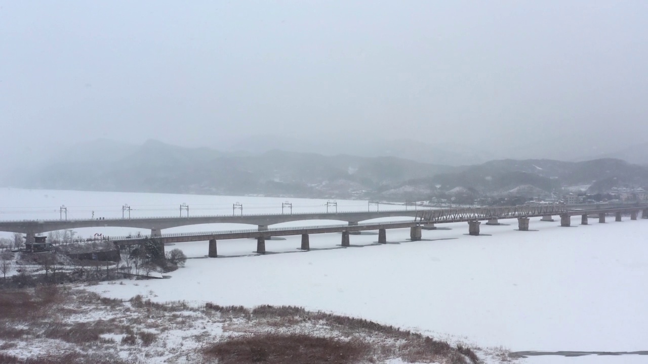 韩国京畿道南杨州市，云吉山站、自行车道和北江江周围的冬季风景视频素材