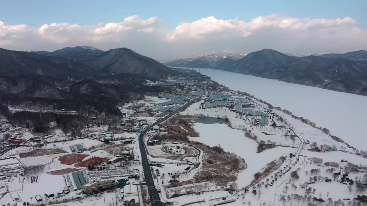 韩国京畿道南杨州市，北江江、水上花园和云吉山周围的冬季风景视频素材