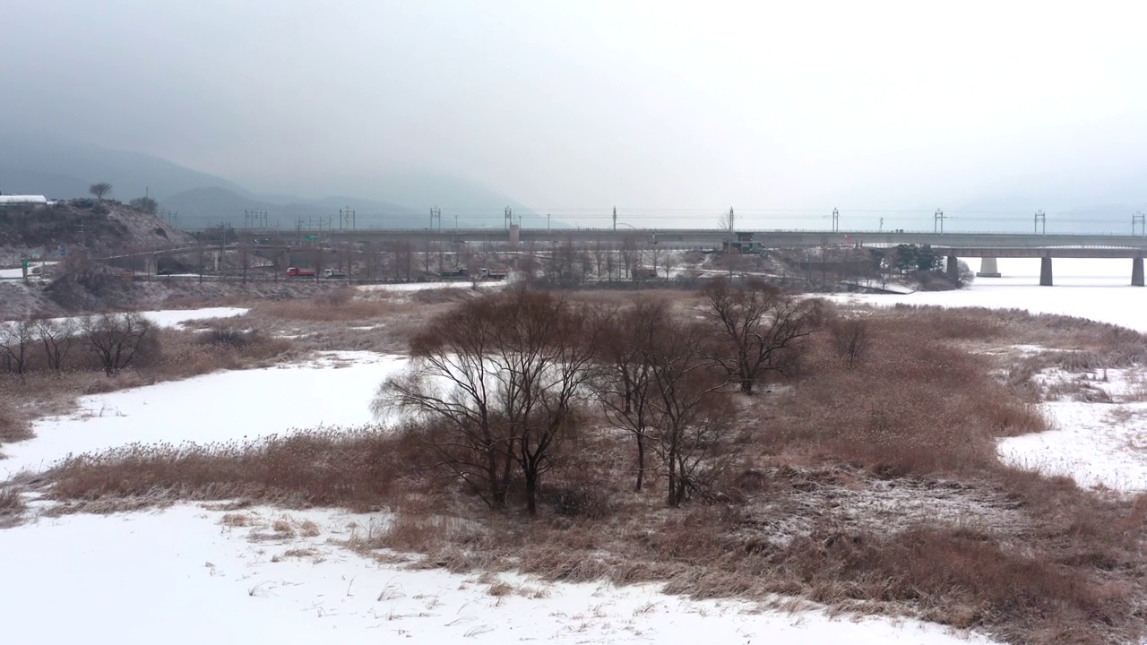 北江江周围的风景，云吉山站和冬季的自行车道/南杨州市，韩国视频素材