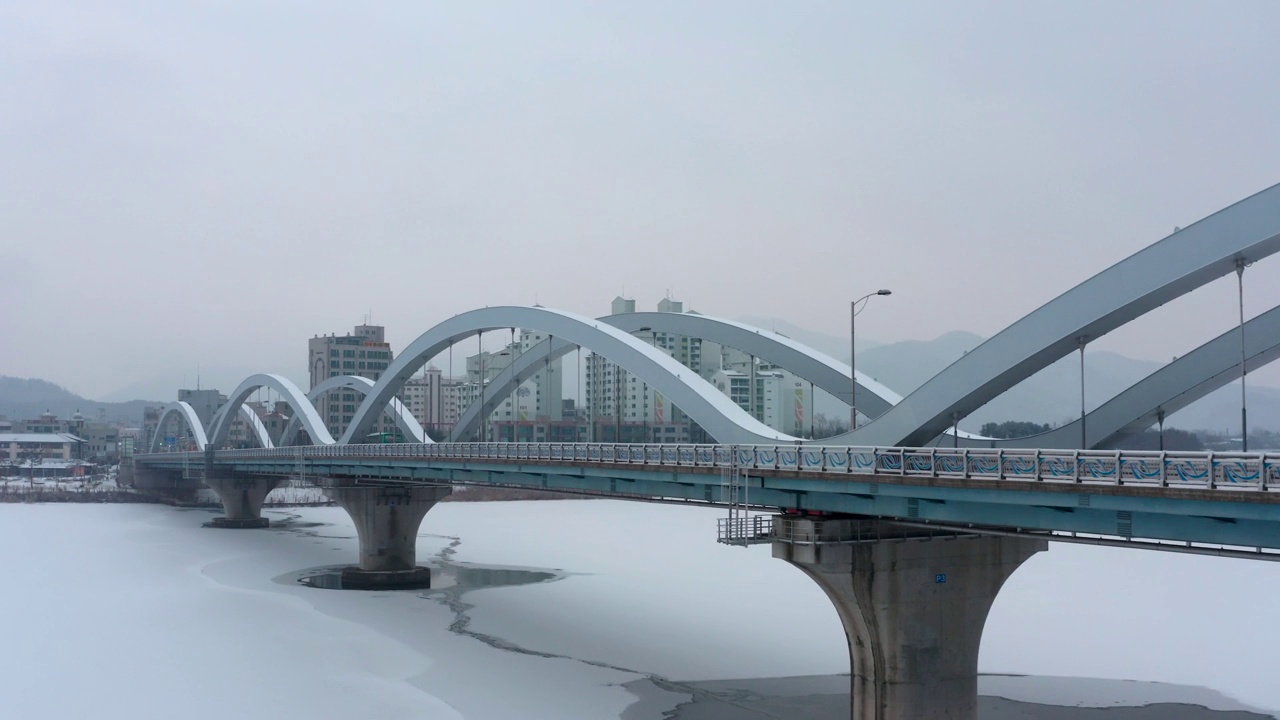 冬季的北江江和阳水大桥周围的风景/韩国京畿道南杨州市视频素材