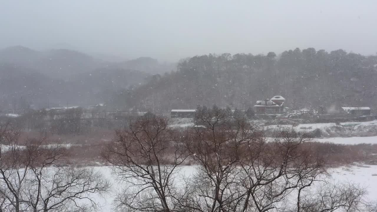 北江江周围的风景，云吉山站和冬季的自行车道/南杨州市，韩国视频素材