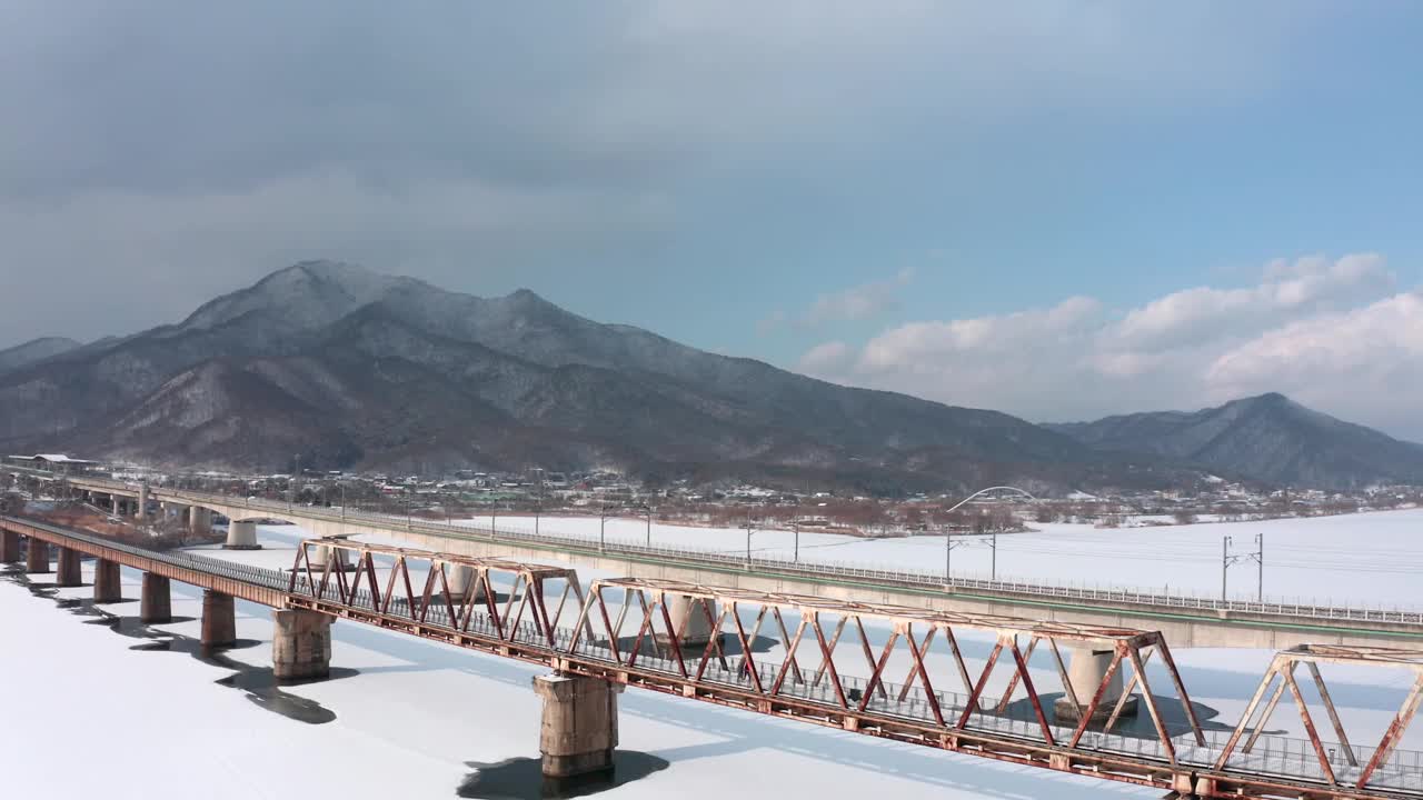 北江江、云gil山、云gil山站和冬季自行车道周围的风景/韩国京畿道南杨州市视频素材