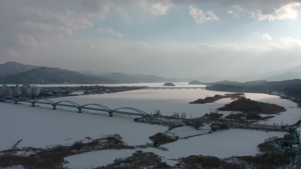 冬季的北江江和阳水大桥周围的风景/韩国京畿道南杨州市视频素材