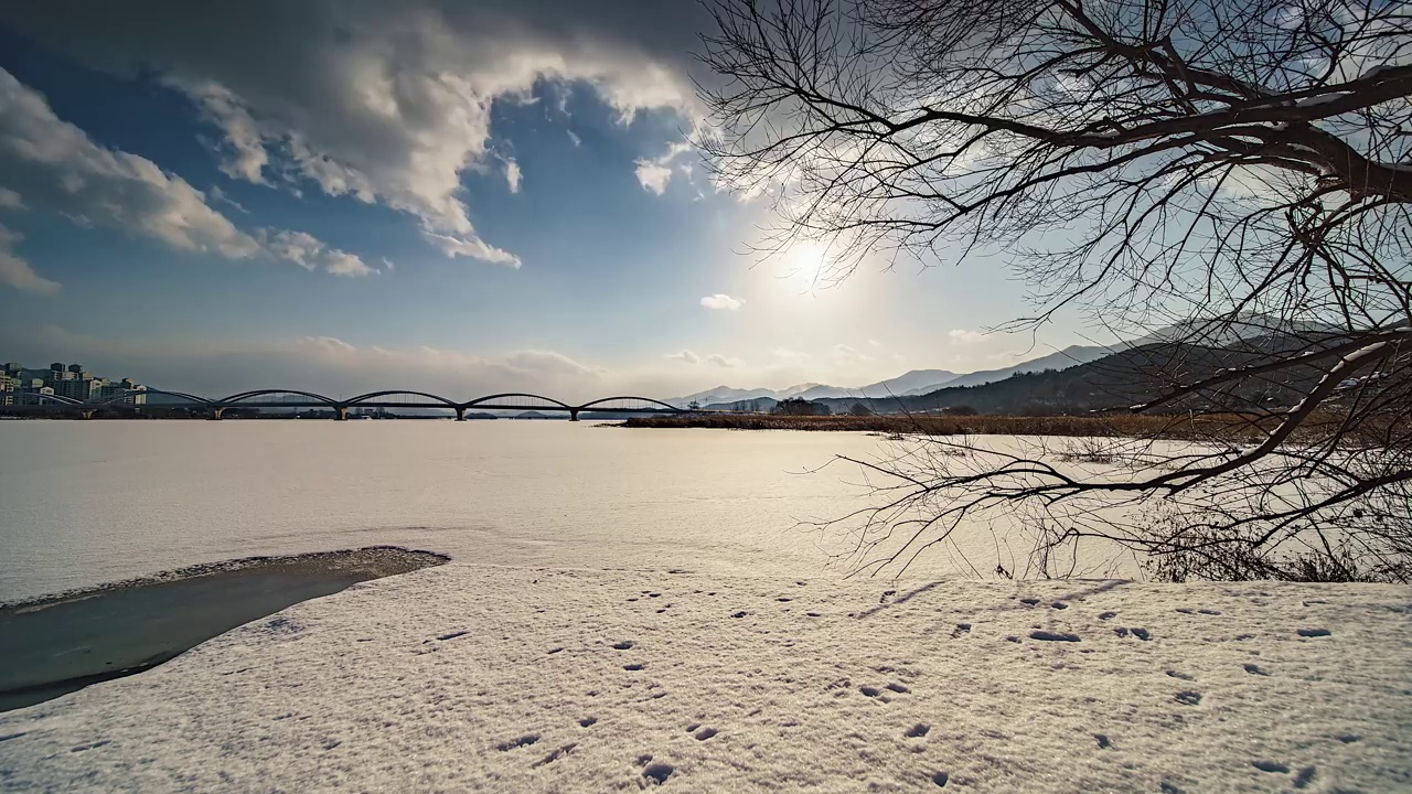 冬季的北江江和阳水大桥周围的风景/韩国京畿道南杨州市视频素材