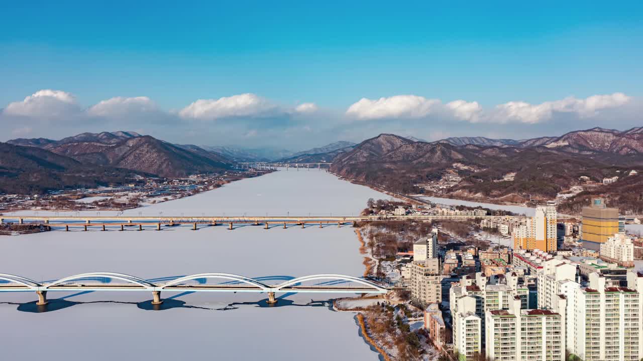 北江江周围的风景，云吉山站，冬季的自行车道和水上花园/南杨州市，韩国视频素材