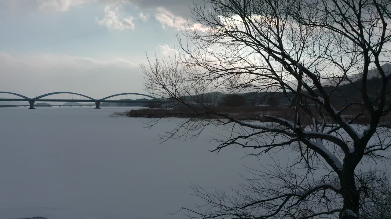 冬季的北江江和阳水大桥周围的风景/韩国京畿道南杨州市视频素材