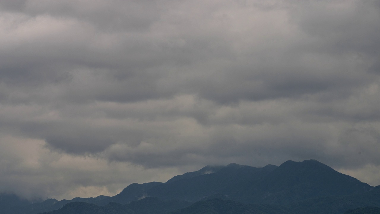 自然风光-韩国京畿道大山洞区/南杨州市的雨云视频素材