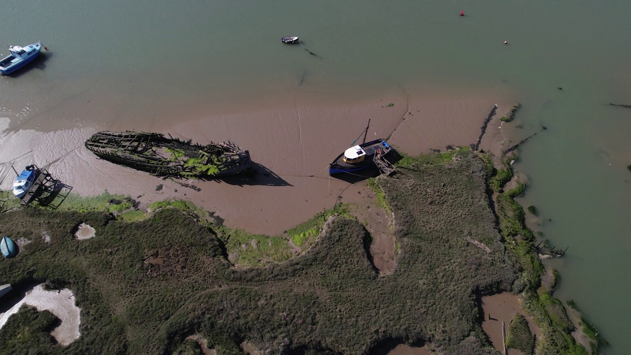 旧的，废弃的海难在黑水河沼泽沼泽海岸，埃塞克斯，英国-高空俯视视图视频素材