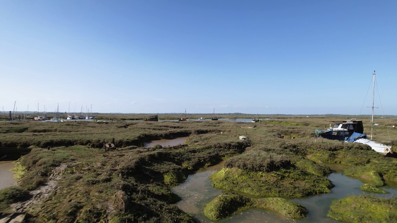 海难在沼泽沼泽河黑水附近托尔斯伯里码头，埃塞克斯，英国-空中无人机飞行视频素材