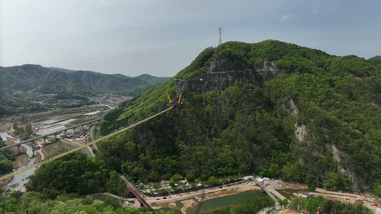 小金山，吊桥和天桥观景台/韩国江原道原州市视频素材