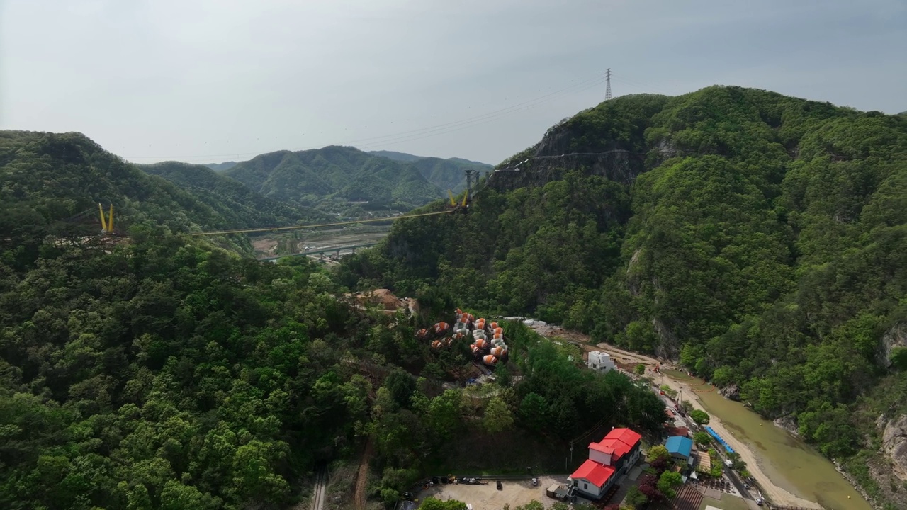 小金山，吊桥和天桥观景台/韩国江原道原州市视频素材