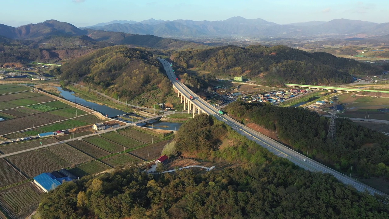 日落前中部高速公路附近的风景和村庄/清州市，忠北，韩国视频素材