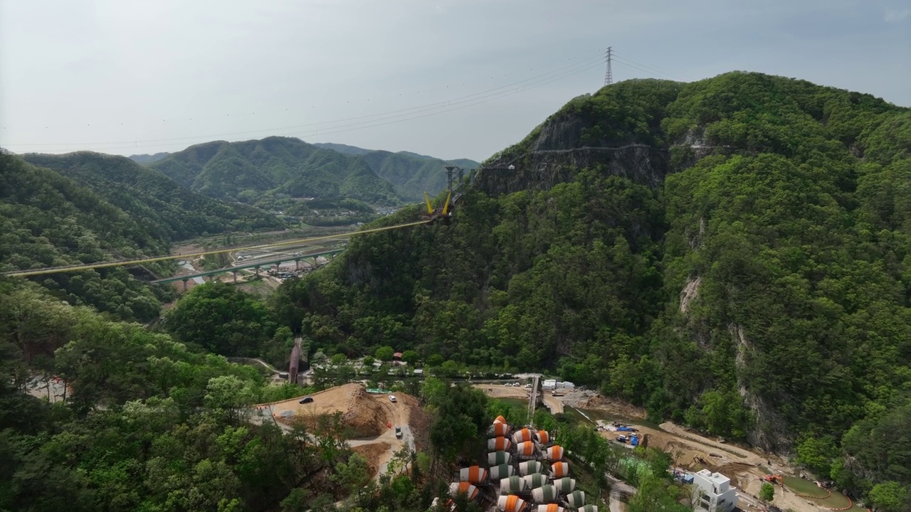 小金山，吊桥和天桥观景台/韩国江原道原州市视频素材