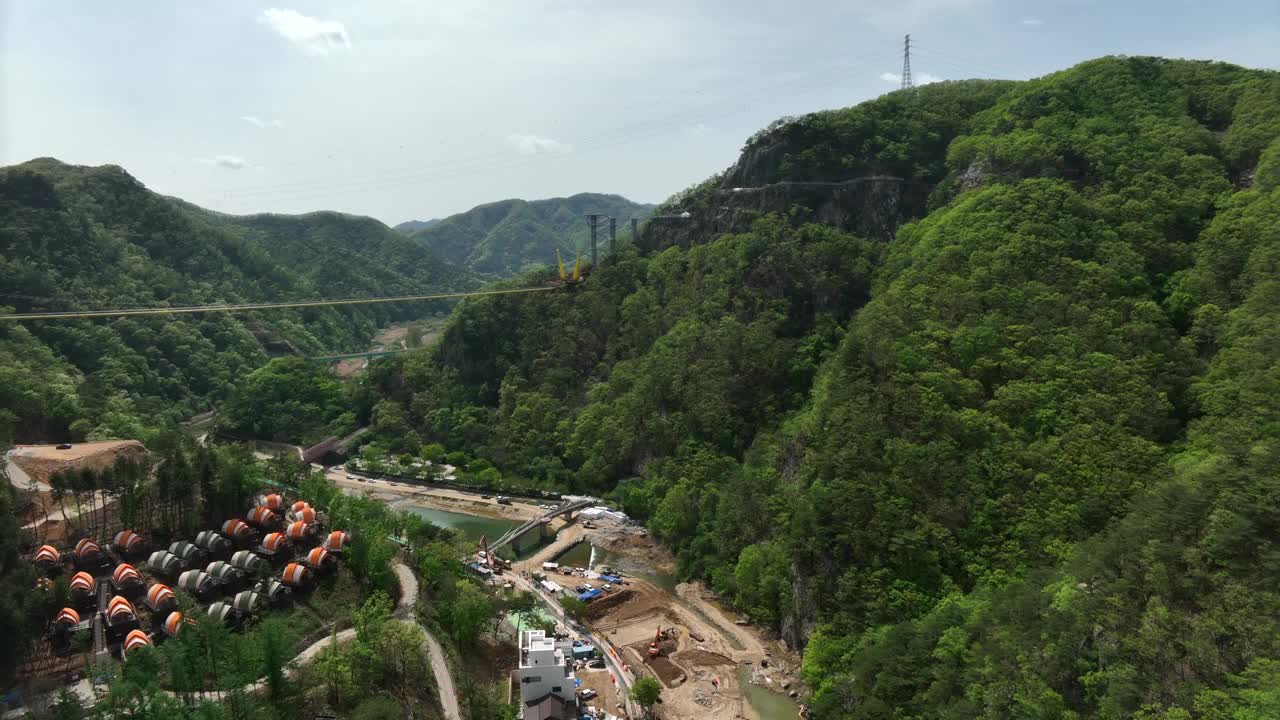 小金山，吊桥和天桥观景台/韩国江原道原州市视频素材