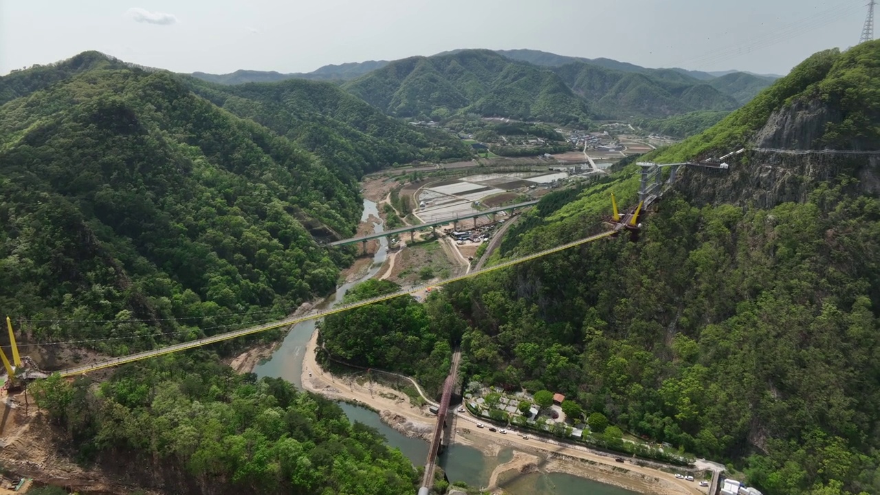 小金山，吊桥和天桥观景台/韩国江原道原州市视频素材