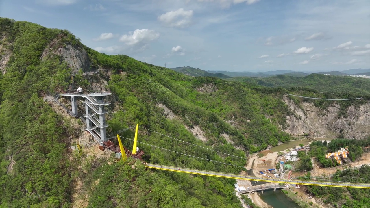 小金山，吊桥和天桥观景台/韩国江原道原州市视频素材