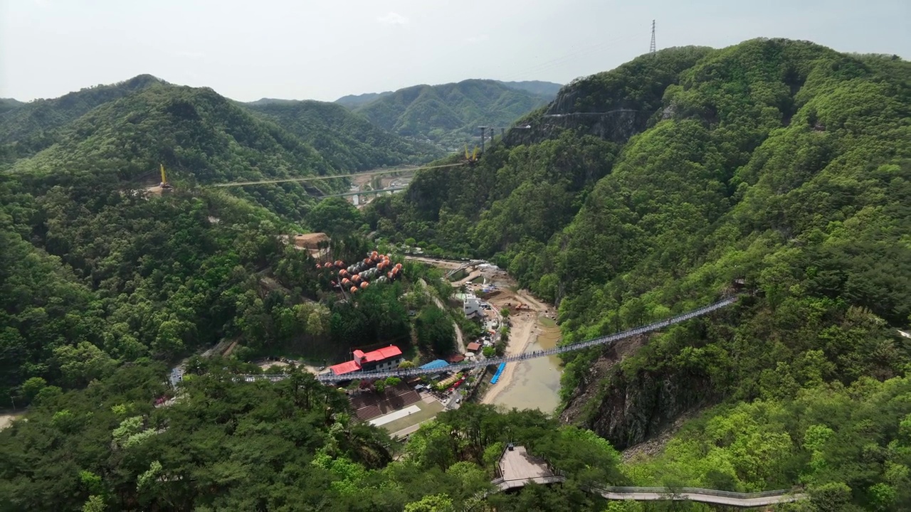 小金山，吊桥和天桥观景台/韩国江原道原州市视频素材