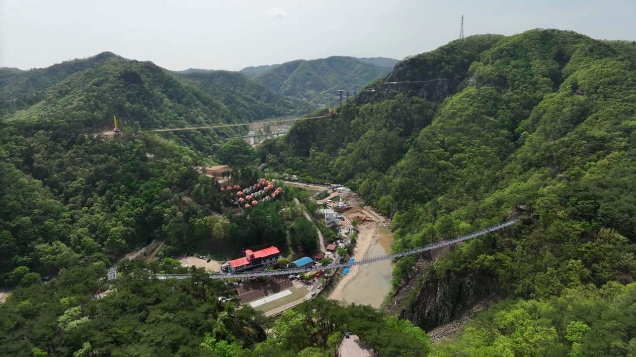 小金山，吊桥和天桥观景台/韩国江原道原州市视频素材