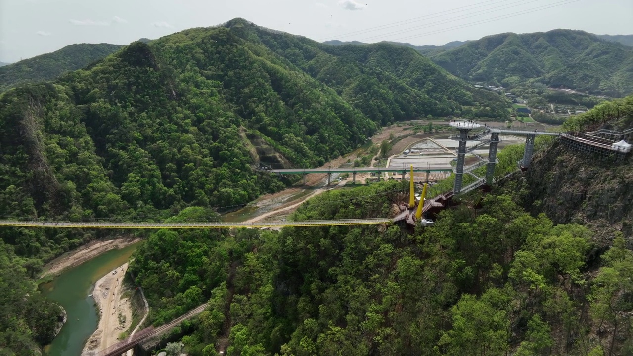 小金山，吊桥和天桥观景台/韩国江原道原州市视频素材