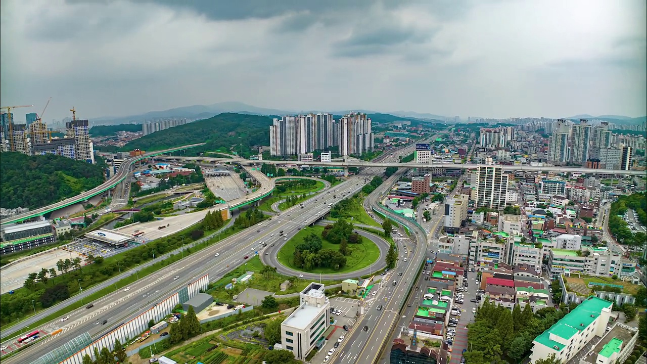 韩国京畿道龙仁市，水原- singal IC(立交)、京釜高速公路和岭东高速公路周围的城市景观视频素材