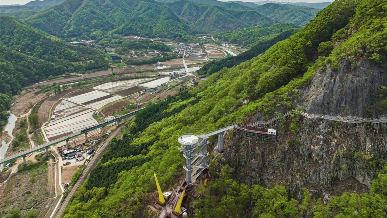 韩国江原道原州市，小金山吊桥和天空步道天文台视频素材