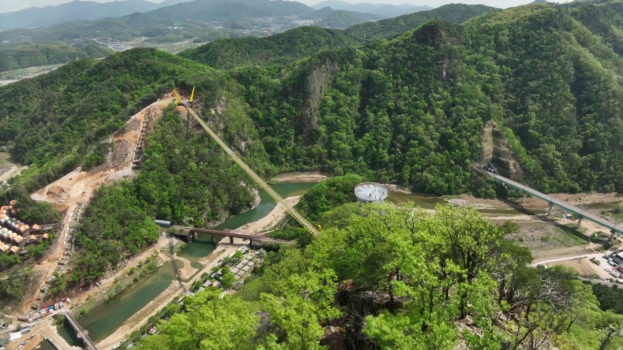 小金山，吊桥和天桥观景台/韩国江原道原州市视频素材