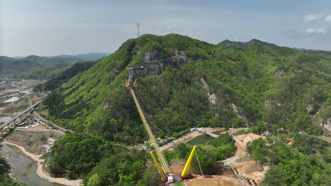 小金山，吊桥和天桥观景台/韩国江原道原州市视频素材