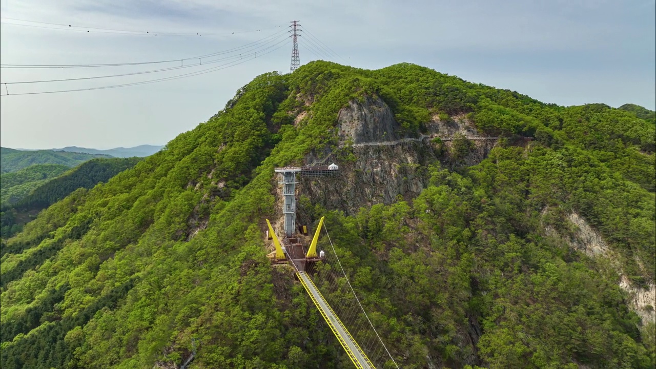 韩国江原道原州市，小金山吊桥和天空步道天文台视频素材