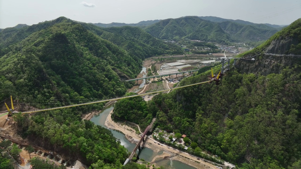 小金山，吊桥和天桥观景台/韩国江原道原州市视频素材