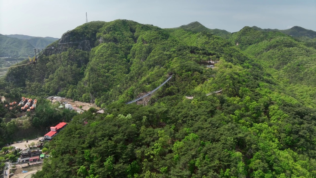 小金山，吊桥和天桥观景台/韩国江原道原州市视频素材