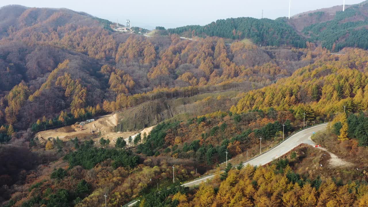 自然风光——秋天的山、树和道路/韩国江原道视频素材