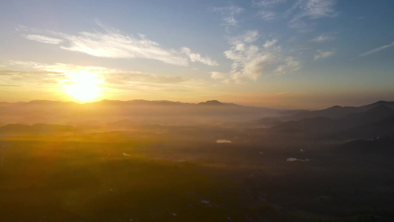 泰国普吉岛。2022年1月10日。普吉岛老城的延时视频视图。日落时分的巴东城。从日落到夜晚。云快速移动背景。4K专业高品质视频视频素材