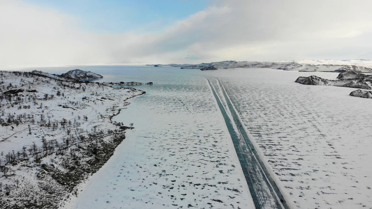 冬天的贝加尔湖。雪中海湾的全景。在冰冻的湖面上，通往奥尔洪的冰路。视频素材