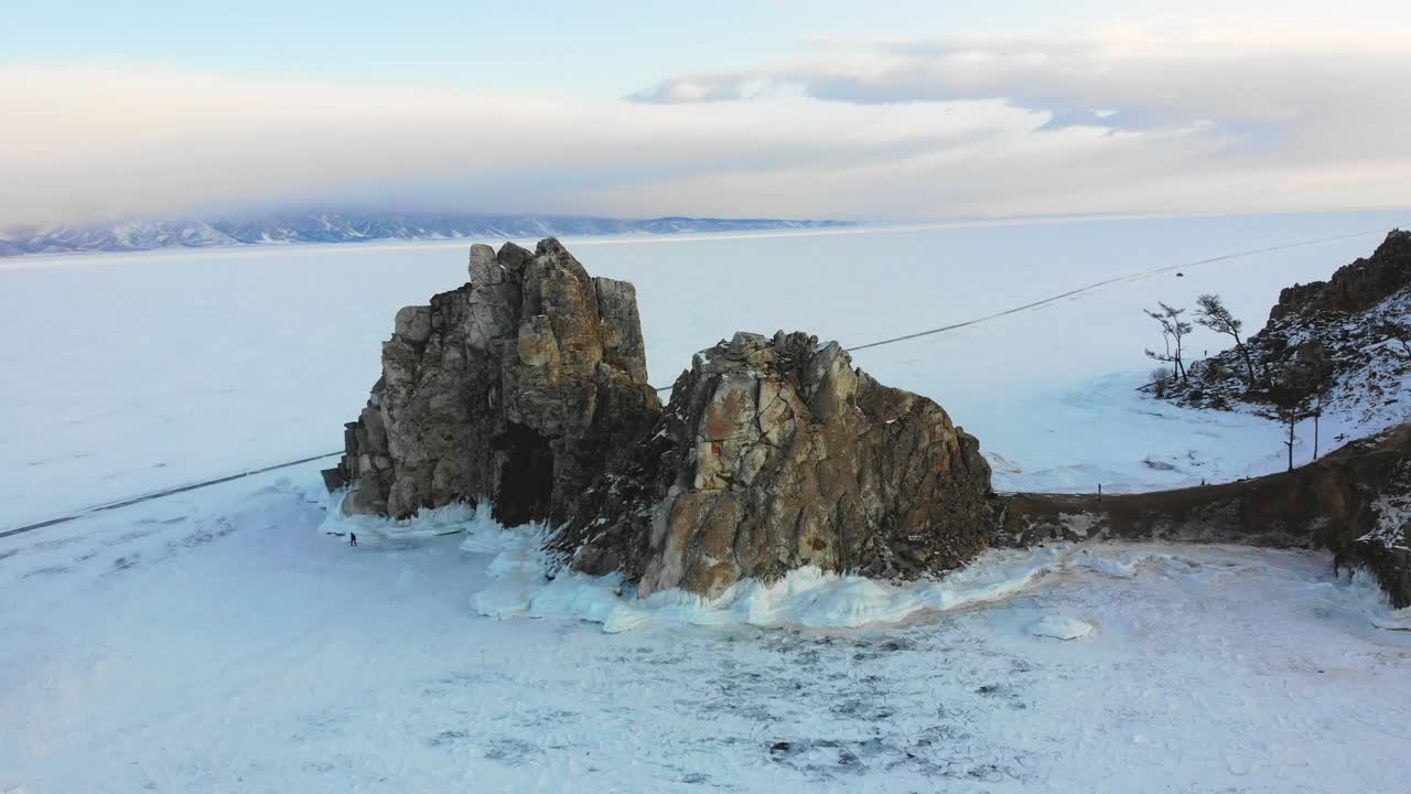 冬季飞越沙曼卡岩或布尔汗角。冰冻的贝加尔湖，被白雪覆盖。视频素材