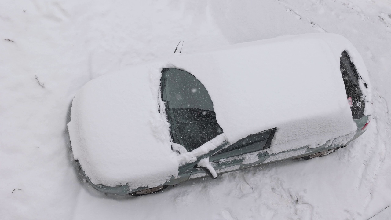 汽车停在停车场，被雪覆盖。视频素材