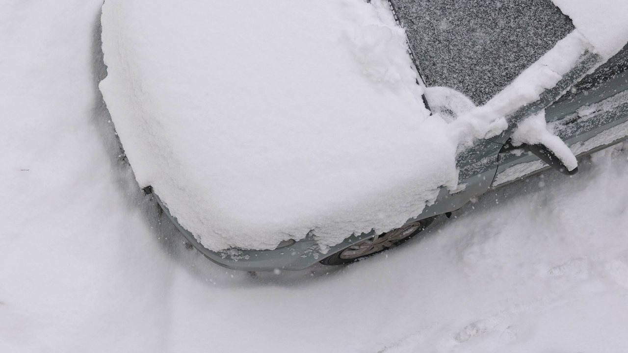 汽车停在停车场，被雪覆盖。视频素材