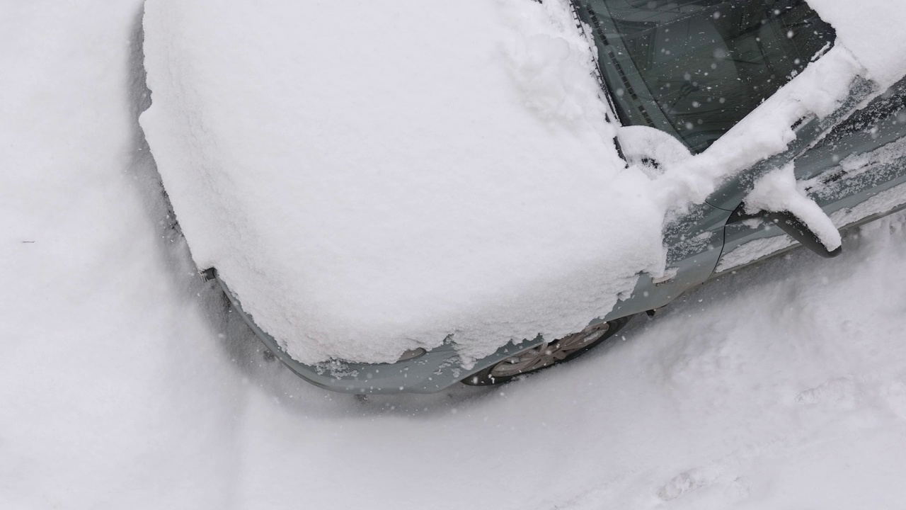 汽车停在停车场，被雪覆盖。视频素材