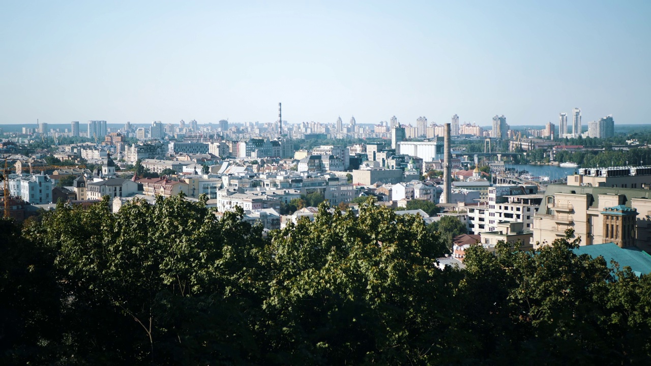 美丽的城市景色。基辅，乌克兰，欧洲。城市的全景。住宅楼、摩天大楼、植物、工厂、管道、桥梁、河流、树木。大城市的景色一览无余。景观视频素材